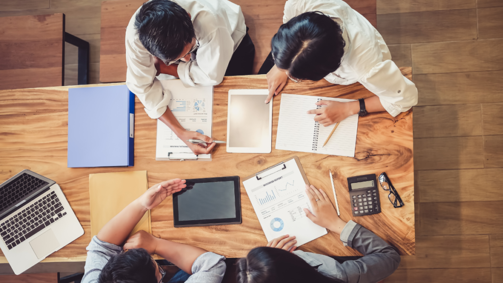 Personas en una mesa con papeles